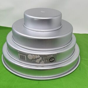 Wilton Round Tiered Cake Pan Set